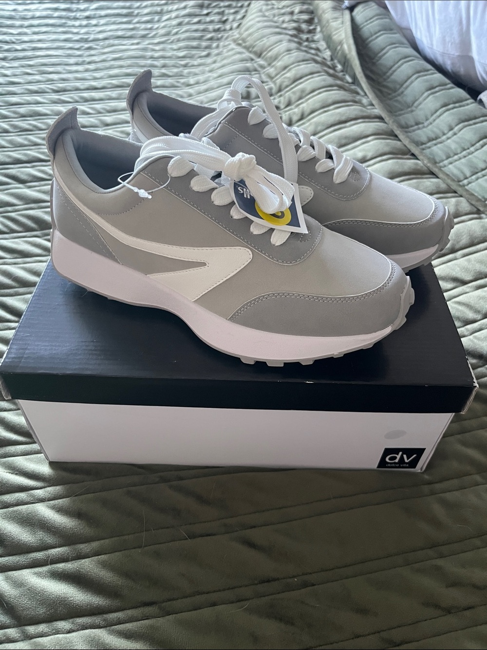 DV by Dolce Vita NWT Bynx  Womens Light Gray & White Casual Sneakers Size 9 - Picture 2 of 10